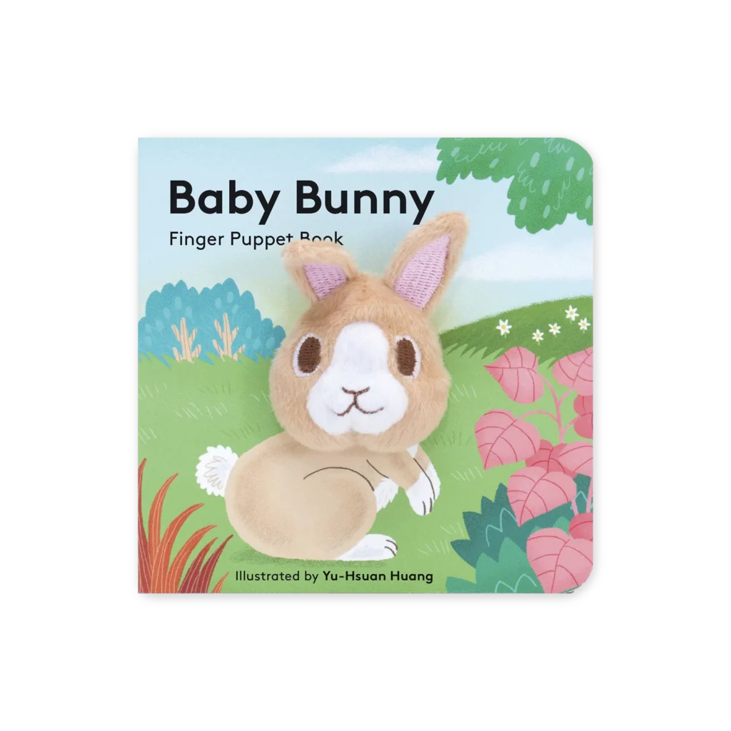 Okładka książki „Baby Bunny: Finger Puppet Book” z pluszową pacynką króliczka wystającą ze środka książeczki, na tle łąki