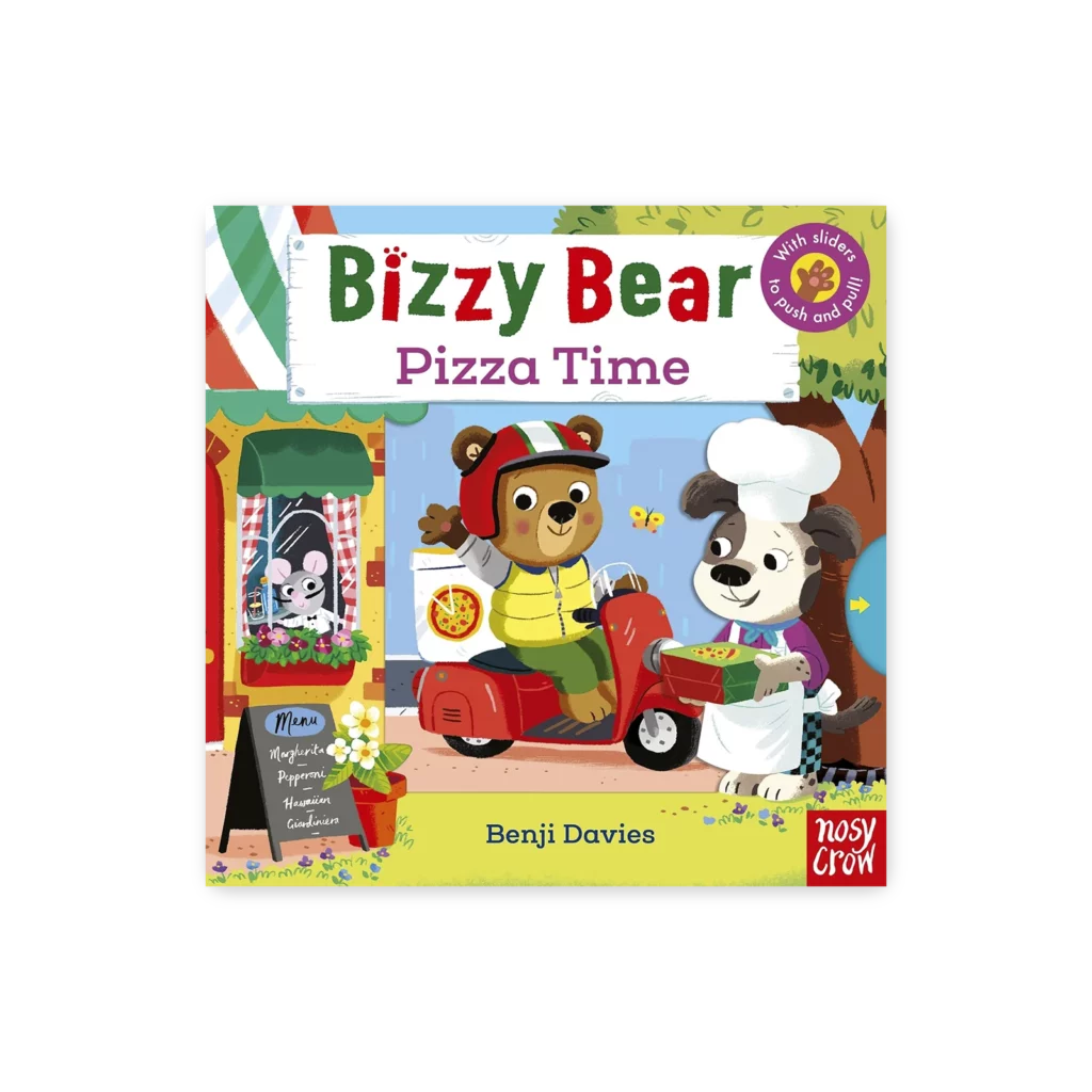 Okładka książki Bizzy Bear: Pizza Time z misiem na skuterze odbierającym pizzę od psa kucharza przed kolorową pizzerią