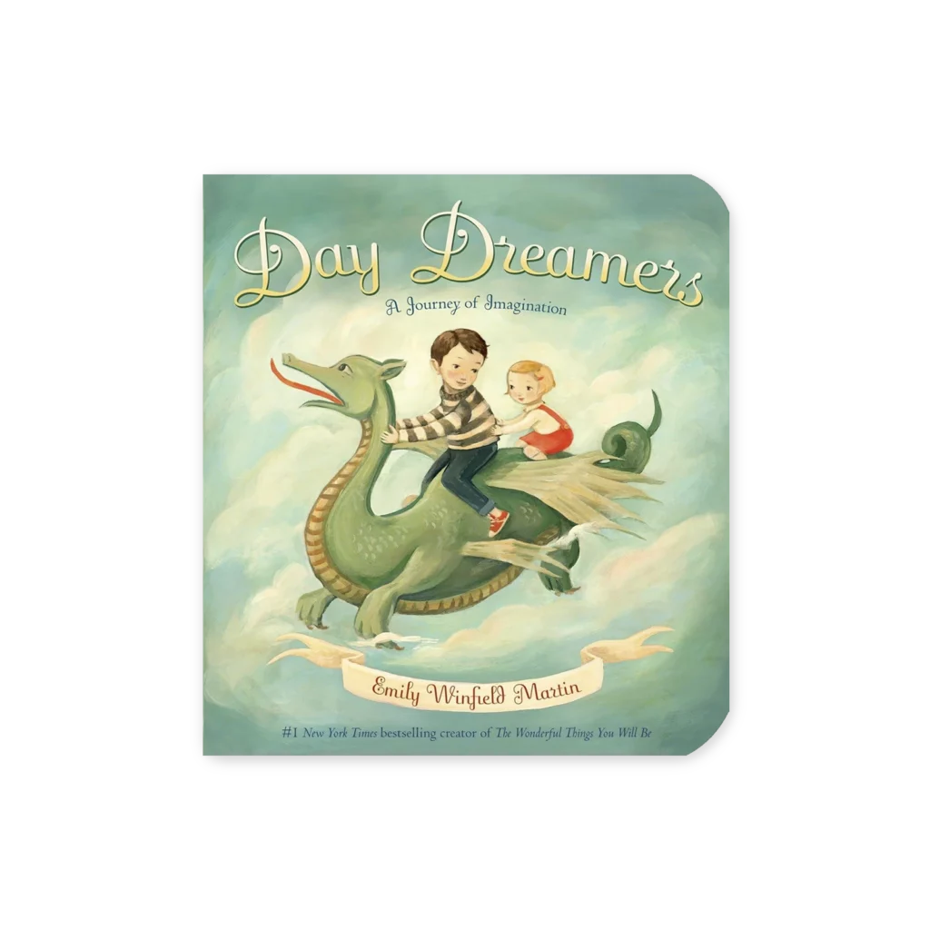 Okładka książki „Day Dreamers” – dwoje dzieci lecących na zielonym smoku pośród chmur, ilustracja w pastelowej tonacji