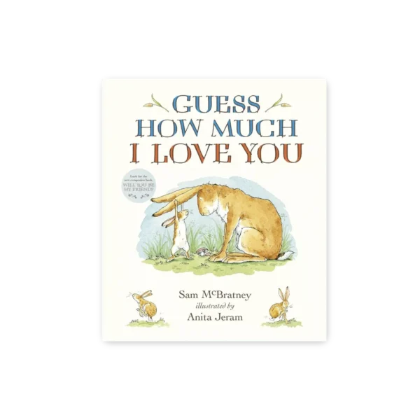 Okładka książki „Guess How Much I Love You” z ilustracją Małego i Dużego Brązowego Zajączka siedzących na trawie na tle pastelowego nieba