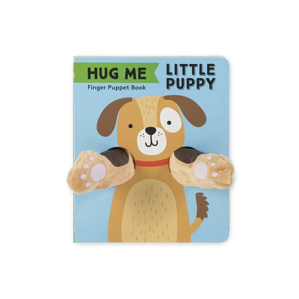 Okładka książki „Hug Me, Little Puppy” z pluszową pacynką pieska wystającą przez otwory, ilustracja uroczego szczeniaka na tle nieba.