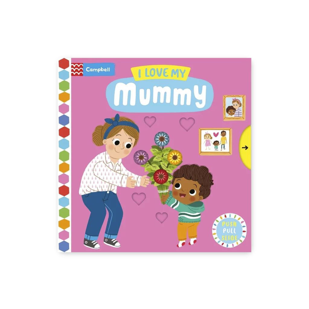 Mama odbiera bukiet kwiatów od dziecka na różowym tle z serduszkami, okładka książki “I Love My Mummy” z serii interaktywnej