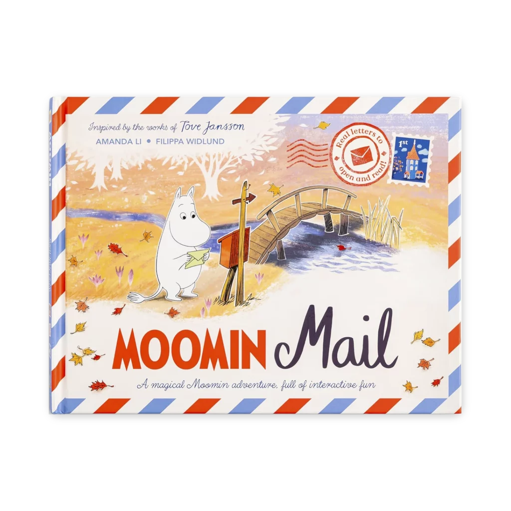 Okładka książki „Moomin Mail”, przedstawiająca Mumiinka trzymającego list przed skrzynką pocztową, z mostem w tle i jesiennymi liśćmi wokół.