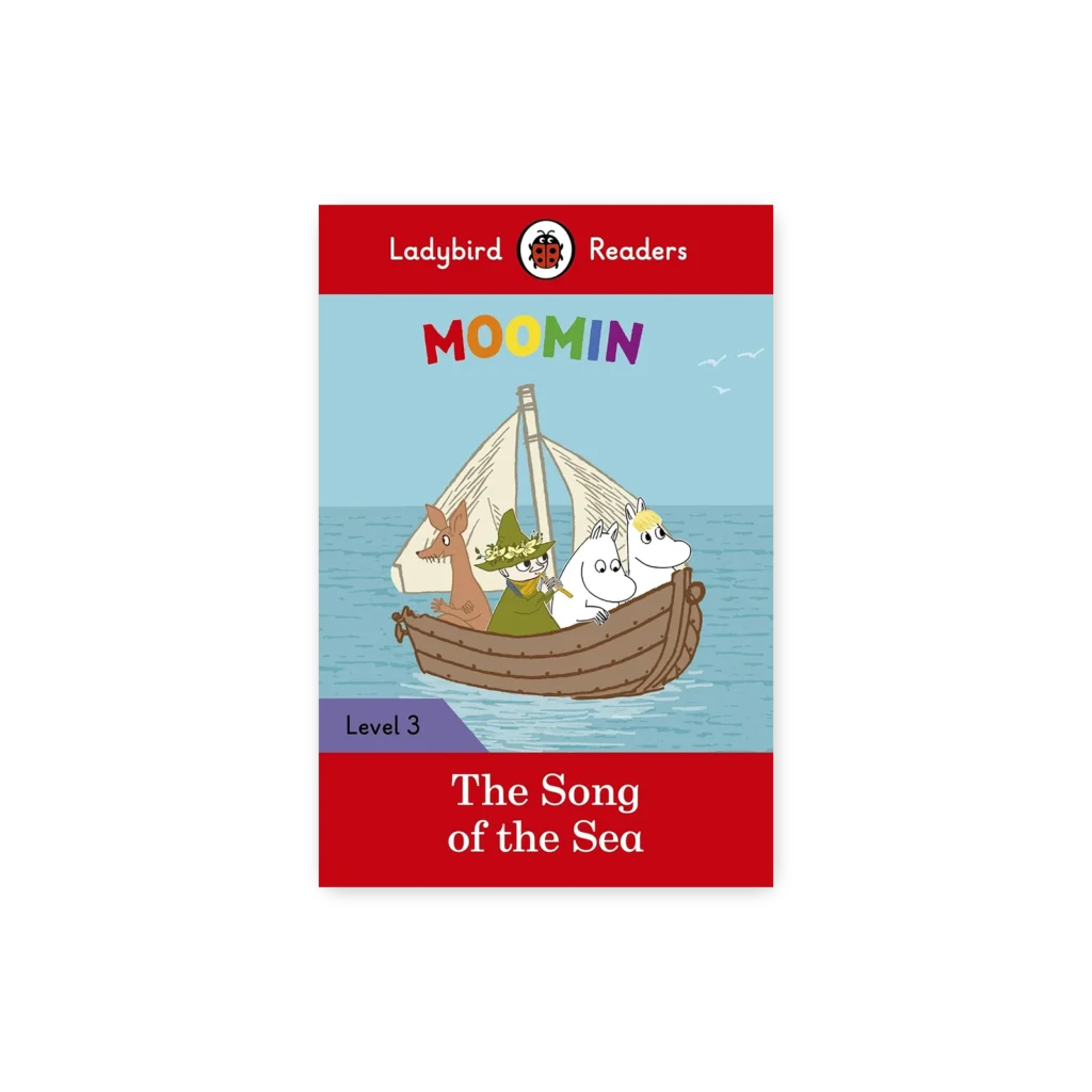 Muminek, Migotka, Mała Mi i Włóczykij płyną łódką po morzu, ilustracja z okładki książki Moomin: The Song of the Sea