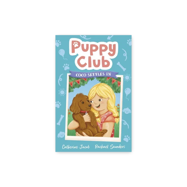 Okładka książki “Puppy Club: Coco settles in” z blond dziewczynką tulącą brązowego szczeniaka na tle pastelowego nieba i girland