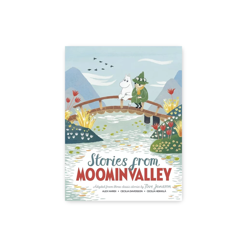 Okładka książki „Stories from Moominvalley” z Muminkiem i Włóczykijem siedzącymi na moście nad spokojną rzeką