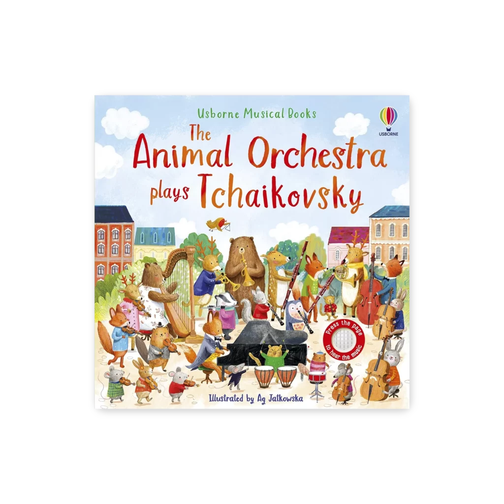 Okładka książki z orkiestrą zwierząt grającą muzykę Czajkowskiego na różnych instrumentach w otoczeniu miejskich budynków