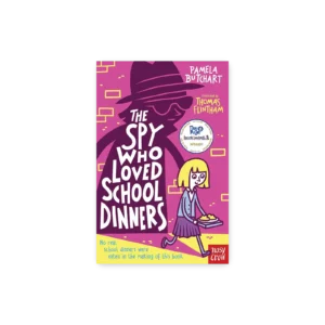 Okładka książki „The Spy Who Loved School Dinners” z dziewczynką niosącą tackę i cieniem tajemniczego szpiega w tle